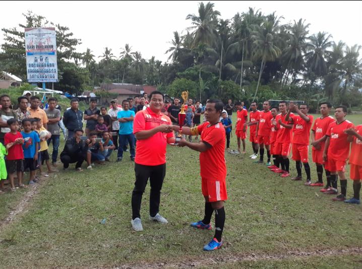 Ketua Koni Pasaman, Tommy Irawan saat serahkan piala Turnamen sepakbola Panti Selatan